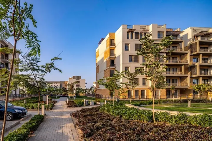 عمارة بواجهة رملية وممر مشجر في إيستاون