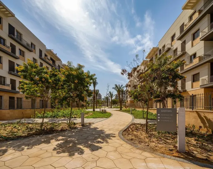 ممر حجري منحنٍ بين العمارات في إيستاون سوديك