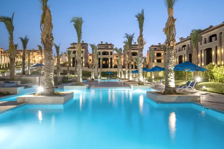 جزر نخيل داخل حمام السباحة في الباتيو 5 إيست