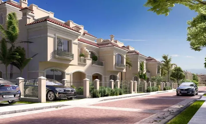 شارع داخلي تصطف عليه التاون هاوس في الباتيو برايم