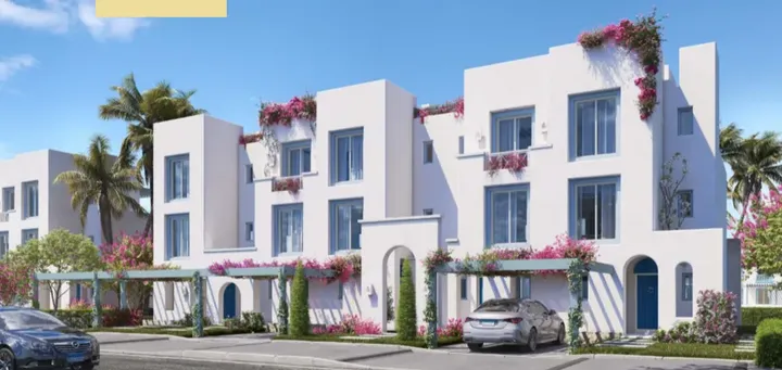 مبانٍ بيضاء بطابع يوناني وزهور الجهنمية في إيفيا