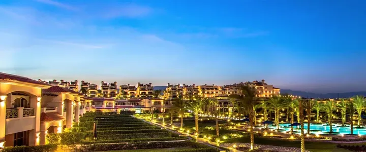 بانوراما مسائية لمباني لافيستا باي إيست والحدائق والنخيل