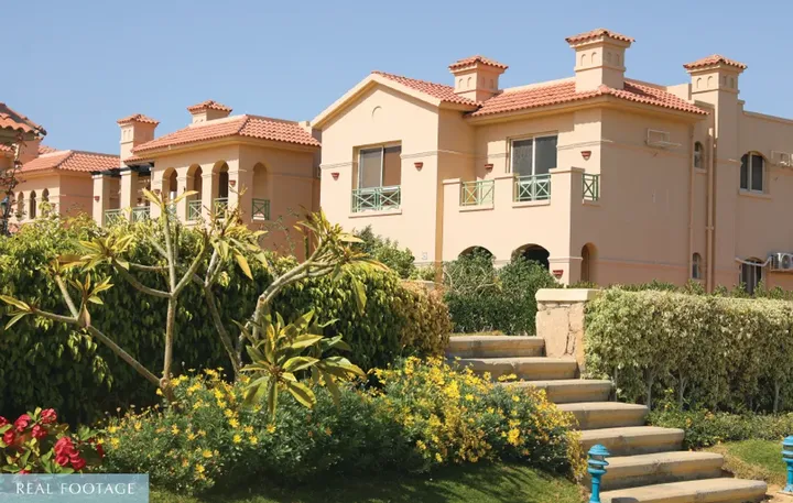 فيلا بطراز متوسطي ودرج حجري وسط النباتات