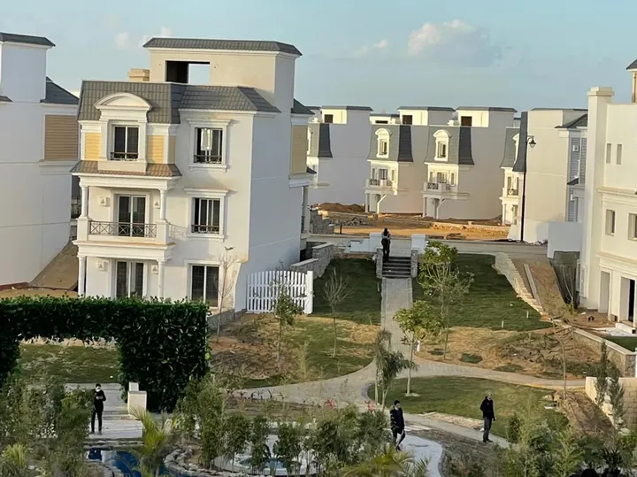فيلات وممرات خضراء داخل تشيل أوت بارك