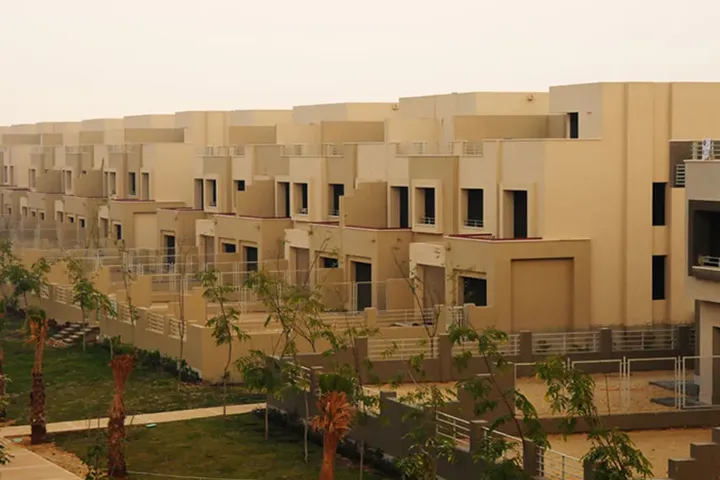 صفوف من المنازل المتدرجة بين الحدائق في بالم هيلز القطامية إكستنشن