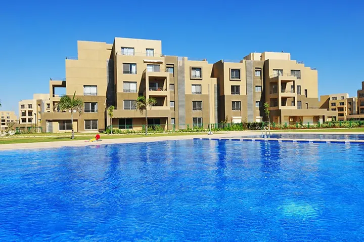 حمام سباحة واسع أمام عمارات كمبوند بالم باركس
