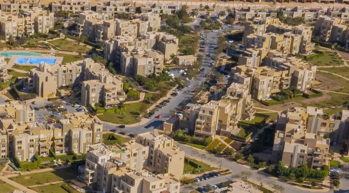 لقطة جوية للعمارات والطرق الداخلية في بالم باركس