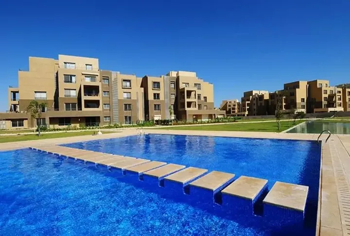 حمام سباحة بممر من البلاطات فوق الماء في بالم باركس