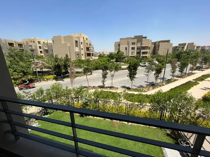 إطلالة من شرفة على الحدائق والعمارات في بالم باركس
