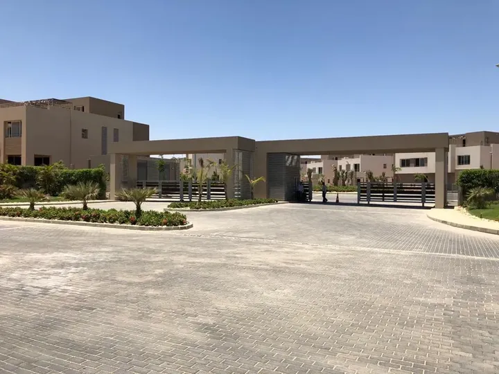 تقاطع داخلي تحيط به الحدائق والبيوت في كمبوند بالم فالي