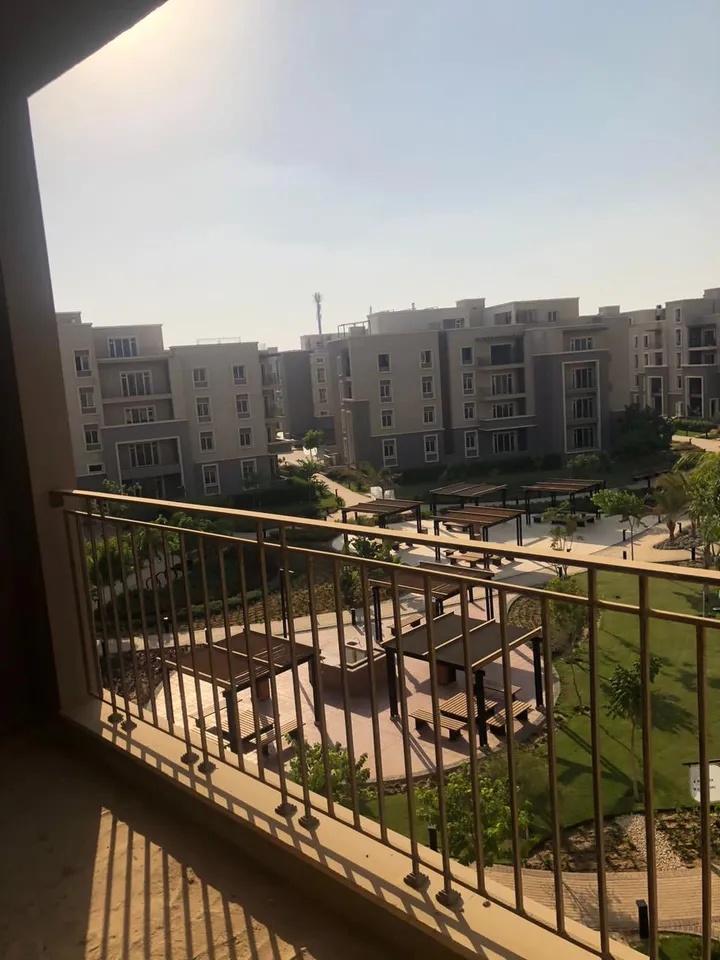 205 m² two-bedroom penthouse with a 125 m² roof for sale in October Plaza SODIC