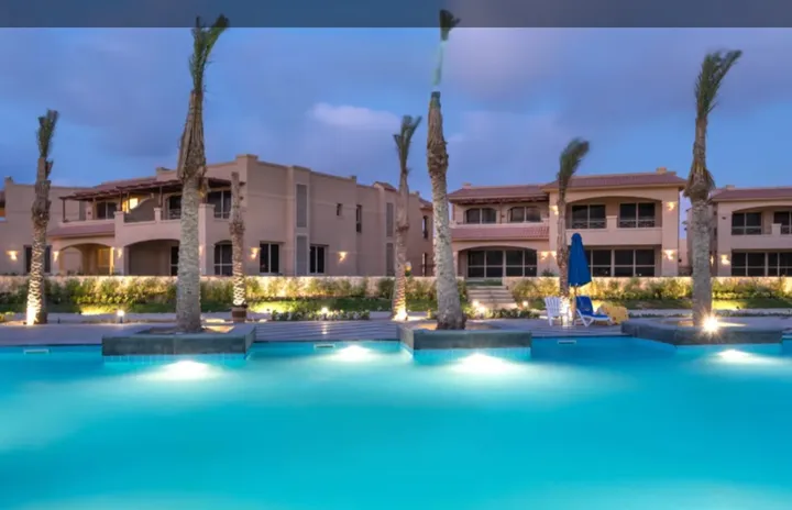 Furnished 220 m² 5-bedroom twin house with a 120 m² garden for sale in La Vista Bay East