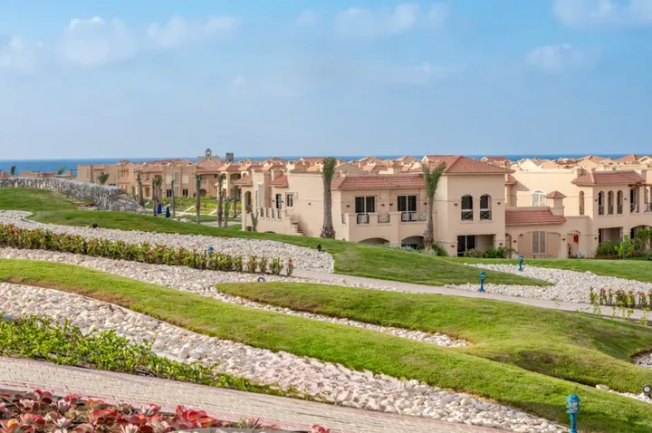 Furnished 220 m² 5-bedroom twin house with a 120 m² garden for sale in La Vista Bay East
