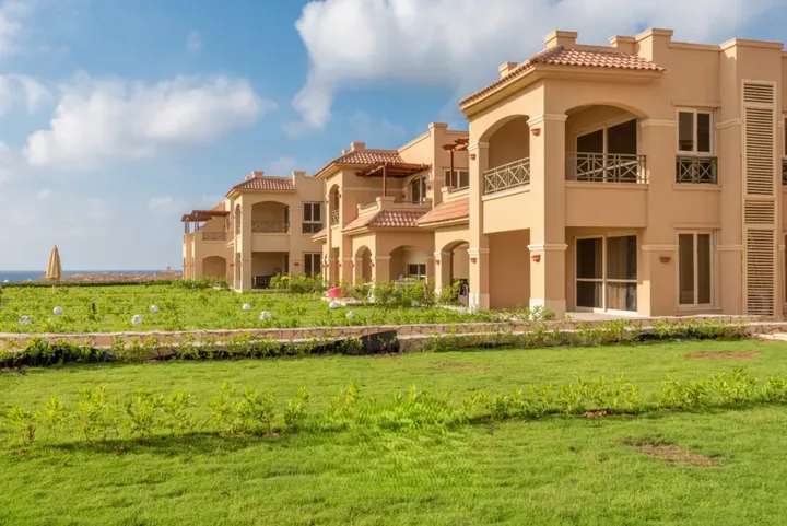 Furnished 220 m² 5-bedroom twin house with a 120 m² garden for sale in La Vista Bay East