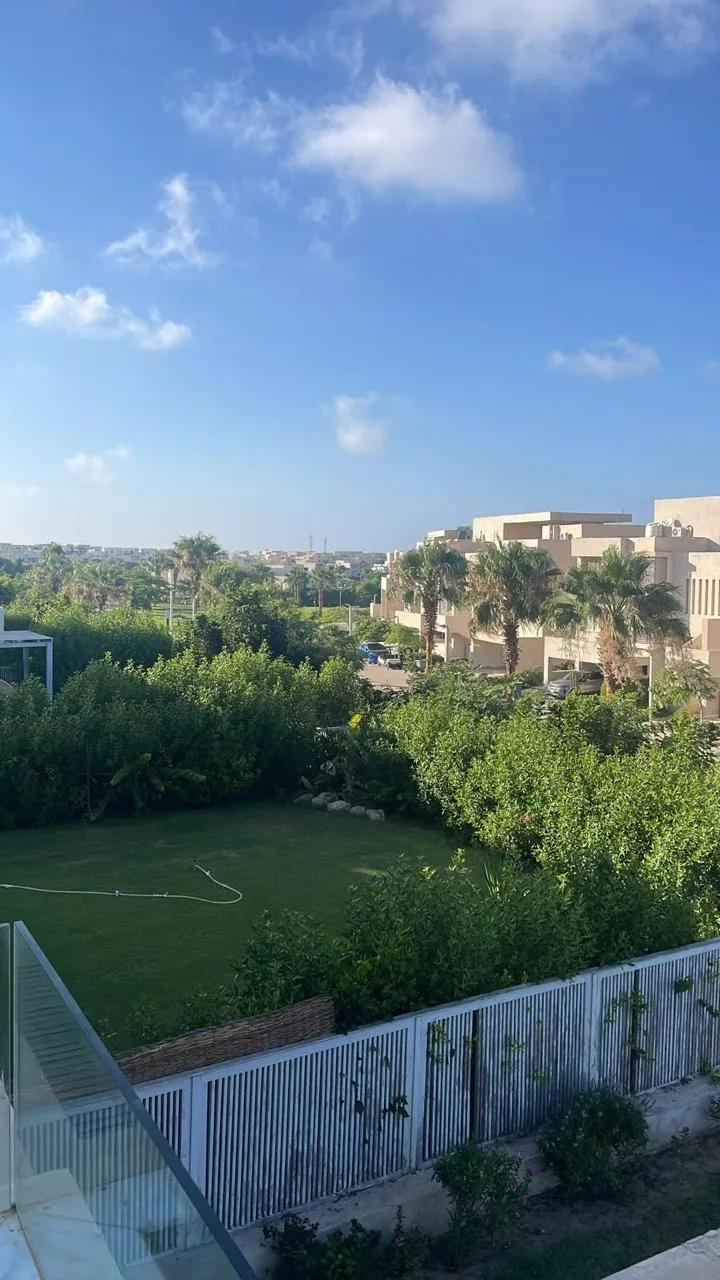 شاليه 160 م² بأربع غرف وروف 100 م² للبيع في هاسيندا باي