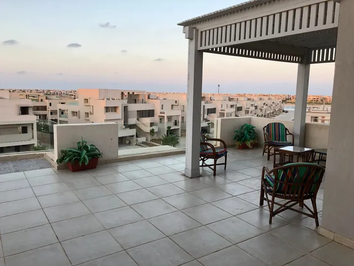 شاليه 160 م² بأربع غرف وروف 100 م² للبيع في هاسيندا باي