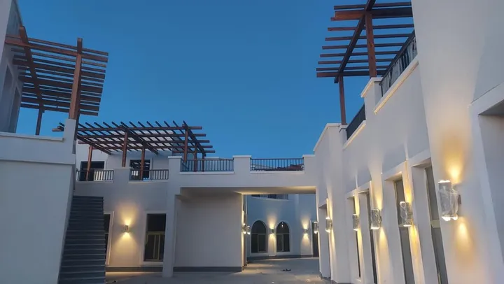 محل 167 م² نصف تشطيب في لايك يارد للبيع في هاسيندا باي