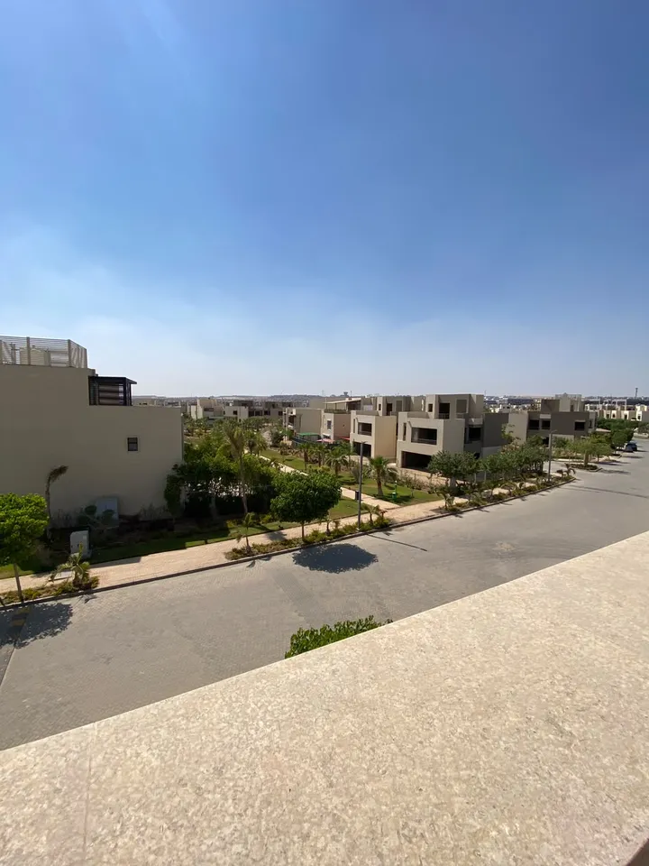 توين هاوس 260 م² بثلاث غرف وغرفة مربية نصف تشطيب للبيع في ذا كراون بالم هيلز