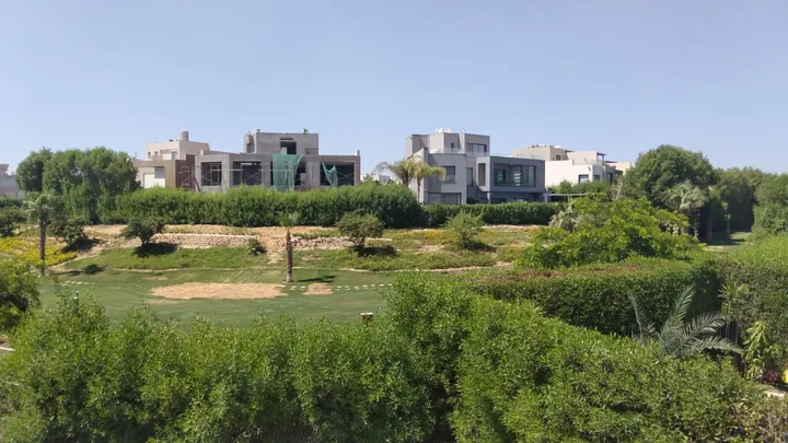 Core-and-shell villa, 342 m² on 620 m² plus 102 m² roof, for sale in Palm Hills Golf Extension