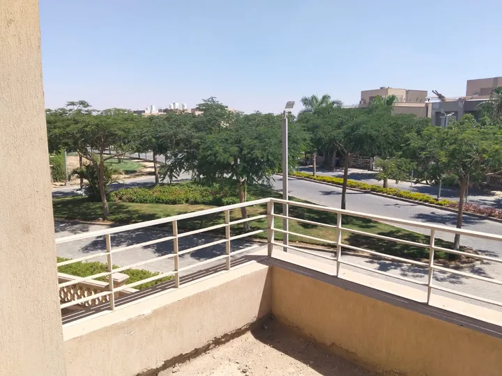 Core-and-shell villa, 342 m² on 620 m² plus 102 m² roof, for sale in Palm Hills Golf Extension