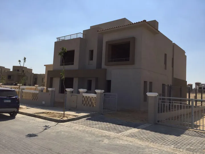 North-facing 470 m² villa on a 620 m² plot for sale in Palm Hills Golf Extension