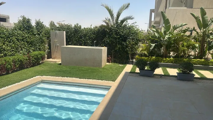 فيلا 3 غرف 250 م² بروف 57 م² مشطبة للبيع في سوديك إيست