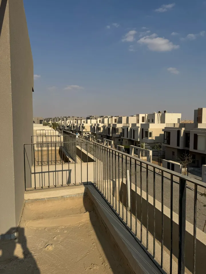 فيلا 4 غرف 340 م² على أرض 528 م² للبيع في سوديك إيست