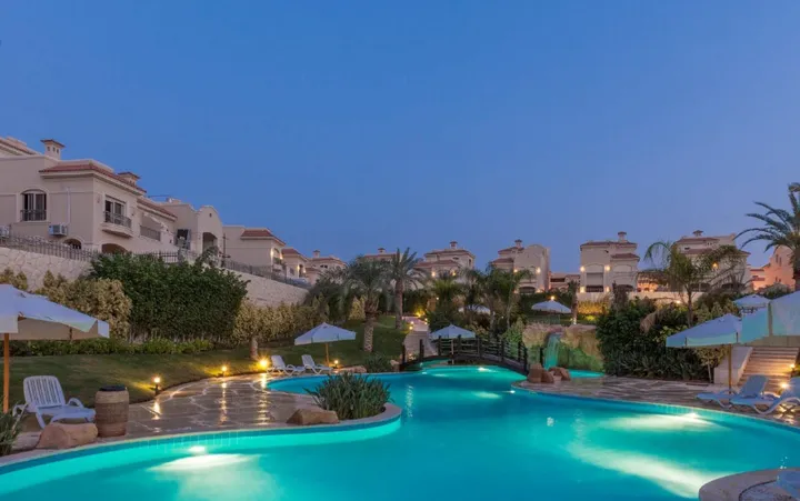299 m² 4-bedroom twin house on a 331 m² plot for sale in El Patio 5 East