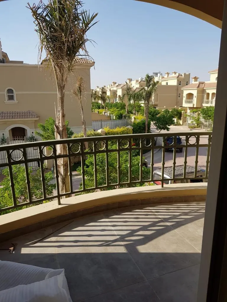 فيلا 380 م² على أرض 450 م² بتشطيب كامل للبيع في الباتيو 5 إيست