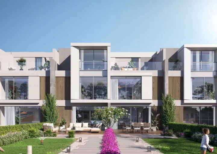 195 m² Phase 1 townhouse with a 64 m² garden and 37 m² roof for sale in El Patio Hills