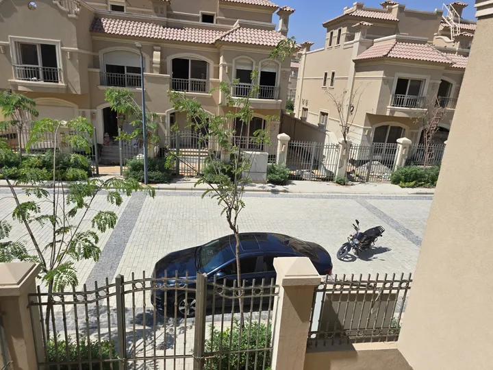 Ready-to-deliver 295 m² three-level twin house for sale in El Patio Oro