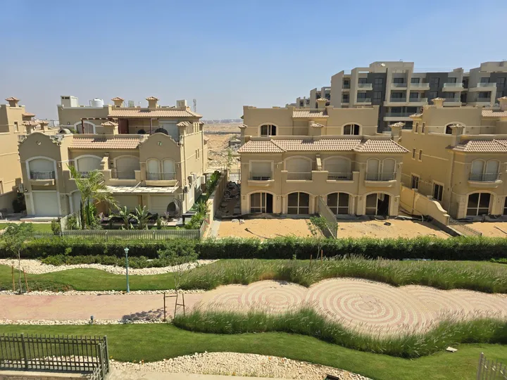 Ready-to-deliver 295 m² three-level twin house for sale in El Patio Oro