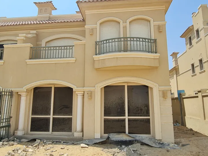 Ready-to-deliver 295 m² three-level twin house for sale in El Patio Oro