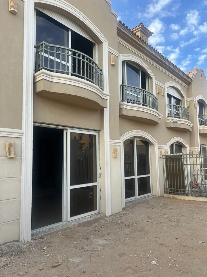 284 m² Phase 1 twin house with a 90 m² roof for sale in El Patio Prime