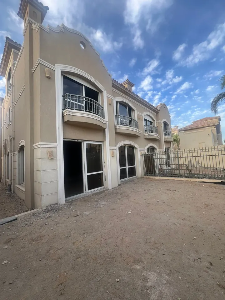284 m² Phase 1 twin house with a 90 m² roof for sale in El Patio Prime