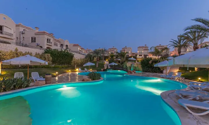 205 m² 4-bedroom twin house with a 120 m² garden and roof for sale in El Patio Prime