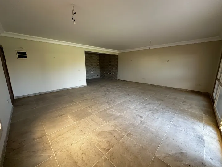 Ground-floor 180 m² chalet with an 80 m² garden and nanny's room for sale in La Vista Gardens