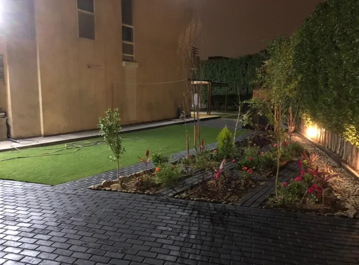278 m² twin house with a 360 m² garden and pool access for sale in The Square