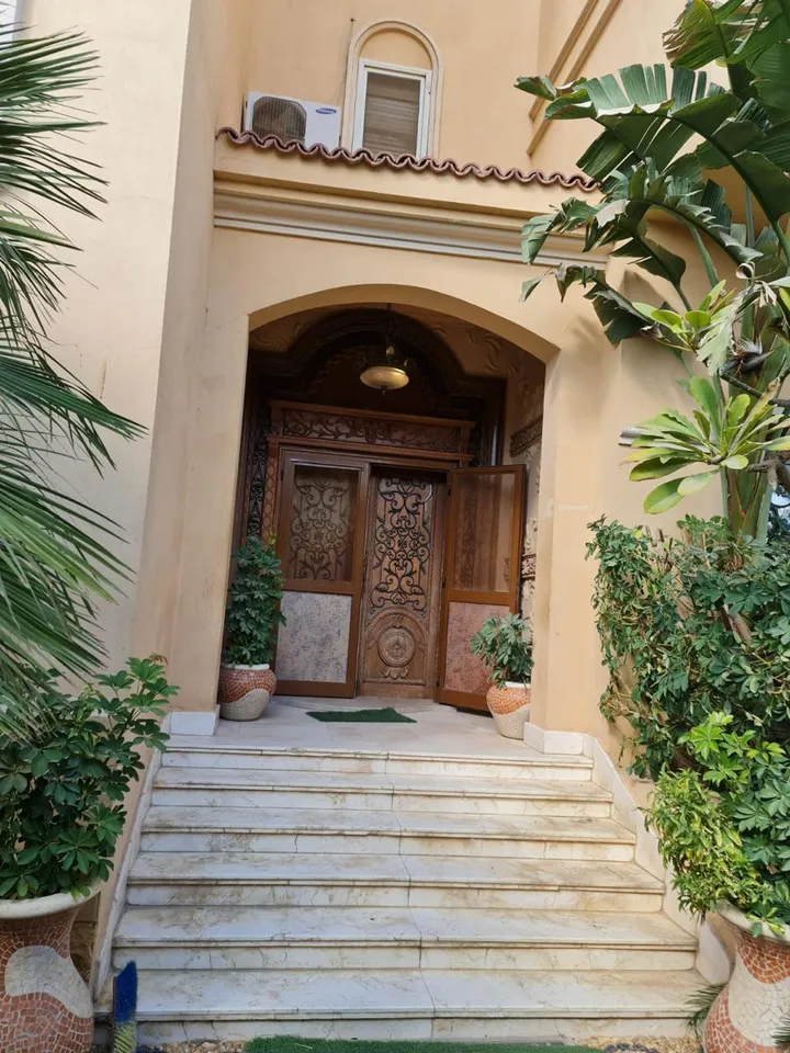 Villa with 1,050 m² built up, 700 m² plot, for sale in Grand Residence