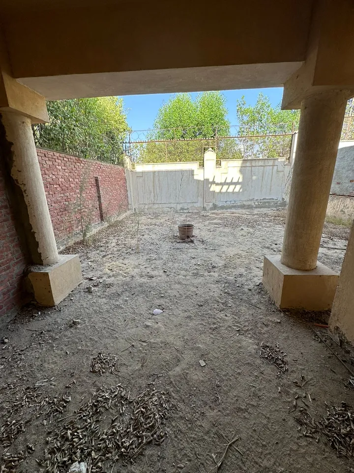 320 m² core-and-shell townhouse on a 281 m² plot for sale in Grand Residence