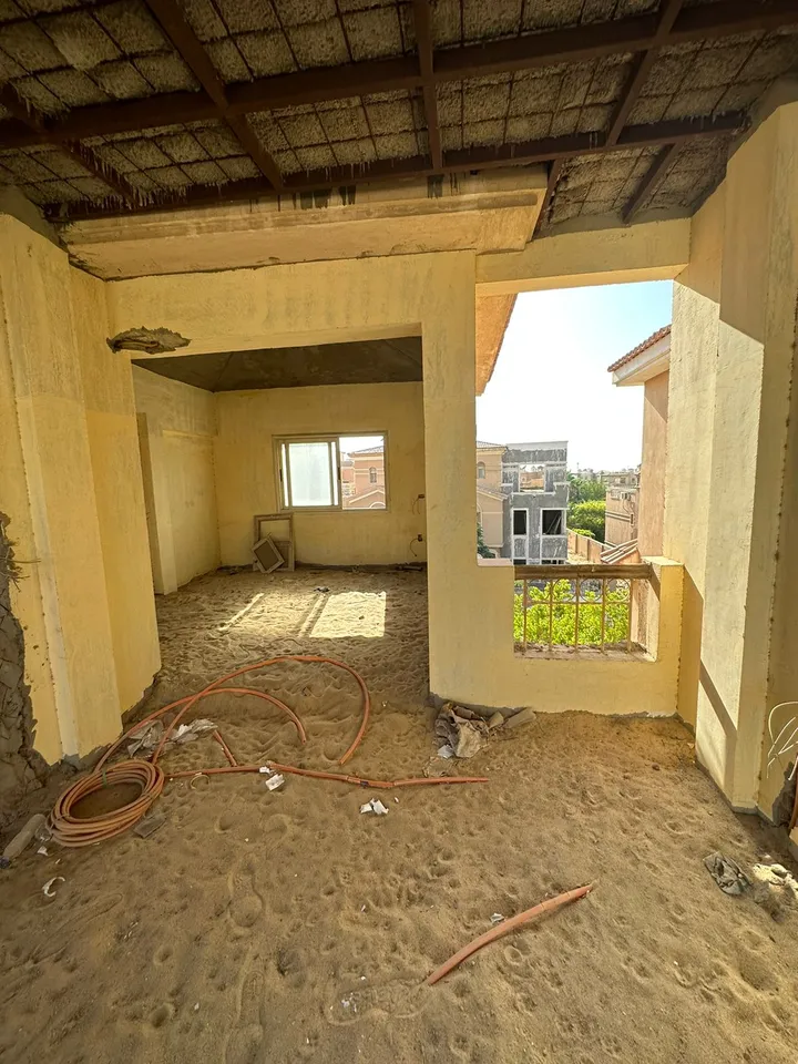320 m² core-and-shell townhouse on a 281 m² plot for sale in Grand Residence