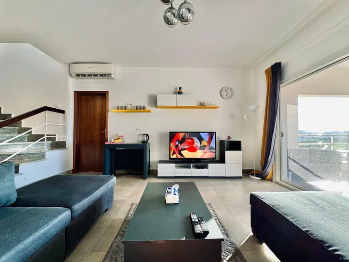 Furnished 164 m² penthouse with a 164 m² roof for sale in Amwaj