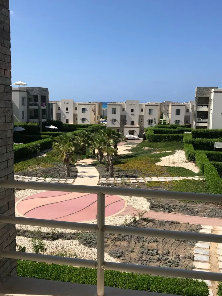 Third-floor 140 m² penthouse with a 165 m² roof for sale in Amwaj