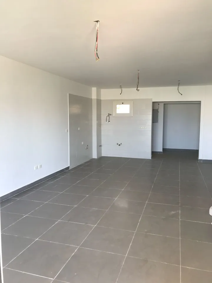 Third-floor 140 m² penthouse with a 165 m² roof for sale in Amwaj