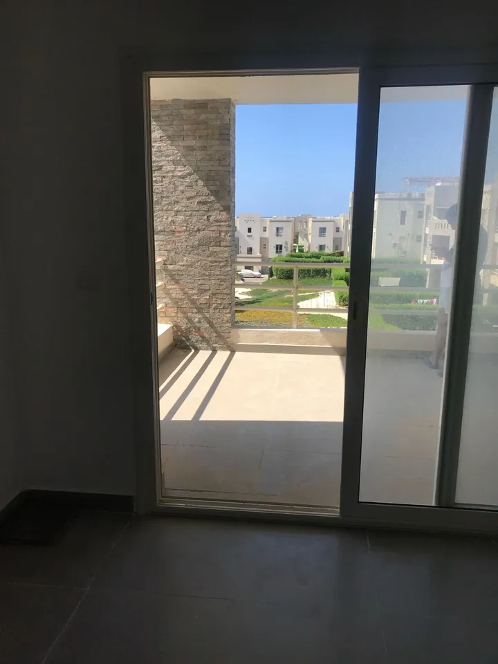 Third-floor 140 m² penthouse with a 165 m² roof for sale in Amwaj