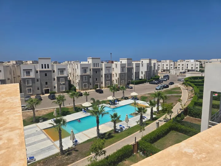 Three-bedroom 154 m² penthouse with an equal-size roof for sale in Amwaj