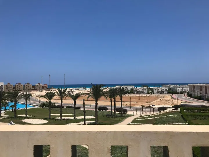 Move-in-ready four-bedroom penthouse, 150 m² and same-size roof, for sale in Amwaj