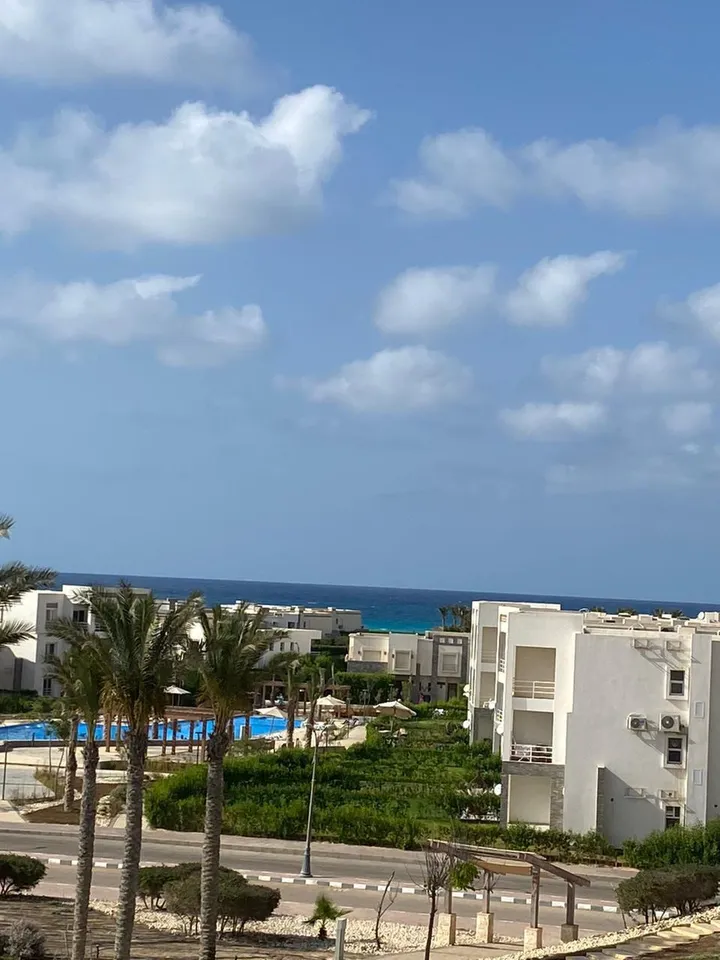 Move-in-ready four-bedroom penthouse, 150 m² and same-size roof, for sale in Amwaj