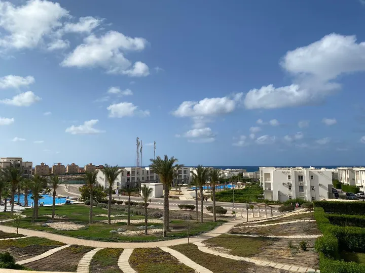 Move-in-ready four-bedroom penthouse, 150 m² and same-size roof, for sale in Amwaj