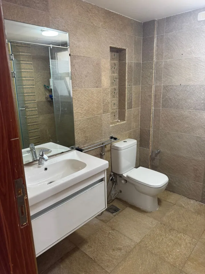257 m² villa on a 433 m² plot with nanny and driver rooms for sale in Amwaj